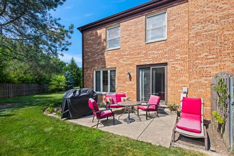 Tiny photo for 1566 N WINDSOR Drive #1566, Arlington Heights, IL 60004 (MLS # 12715416)