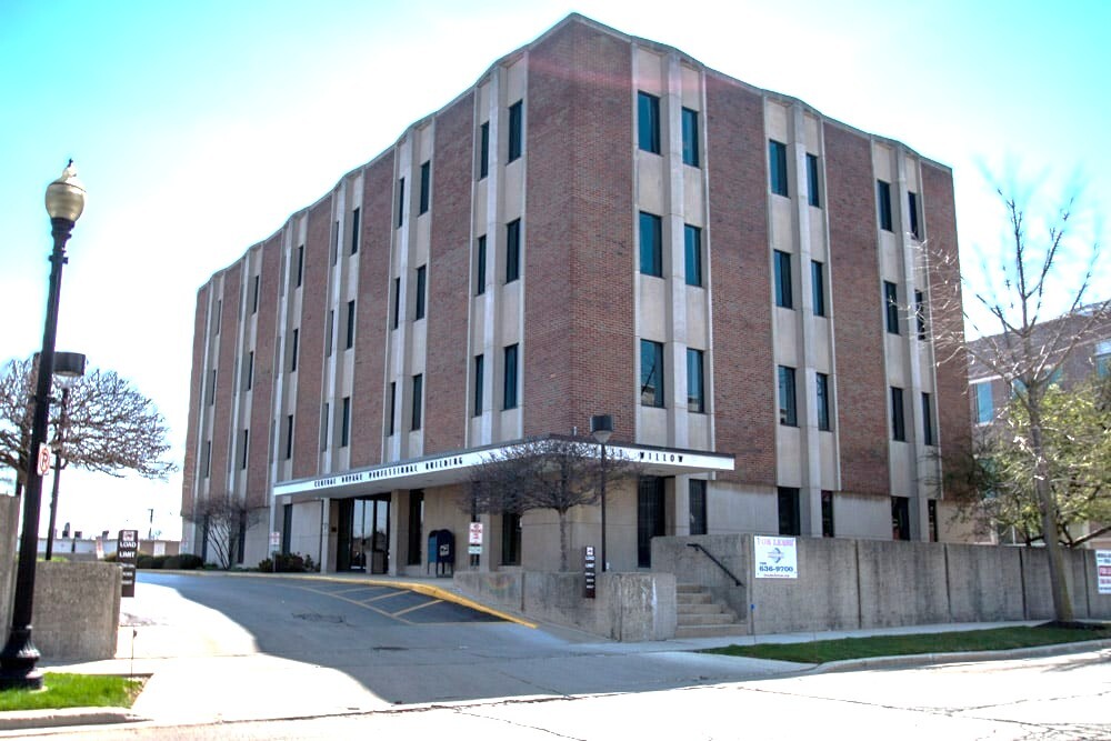 Photo 1 of 12 — 200 E Willow Avenue 305, Wheaton, IL 60187
