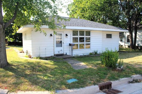 Photo of 727 N Grant Street, Clinton, IL 61727 (MLS # 12465306) Photo of 727 N Grant Street, Clinton, IL 61727 (MLS # 12465306)