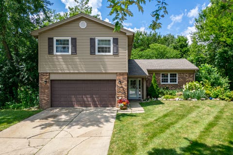 Photo of 30W280 Holyoke Court, Warrenville, IL 60555 (MLS # 12725817)
