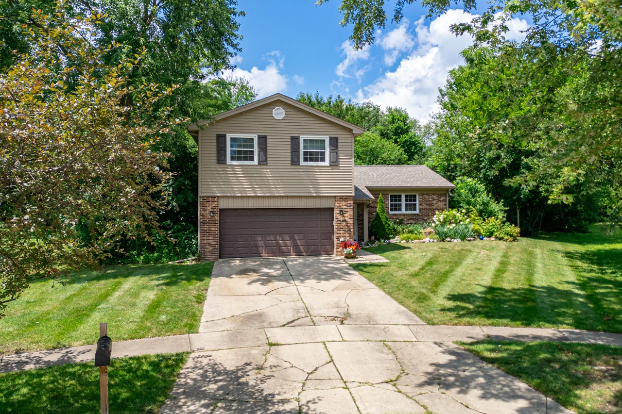 30W280 Holyoke Court