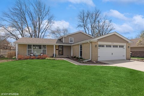 Photo of 711 E Hackberry Drive, Arlington Heights, IL 60004 (MLS # 12538666)