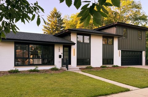 Tiny photo for 703 N Gibbons Avenue, Arlington Heights, IL 60004 (MLS # 12661859)