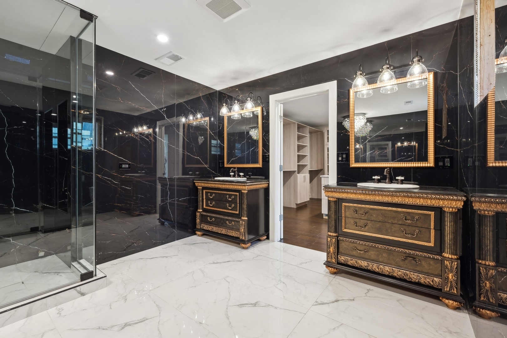 Chicago, Illinois 60615, United States, 5 Bedrooms Bedrooms, ,6 BathroomsBathrooms,Residential,Active,207526