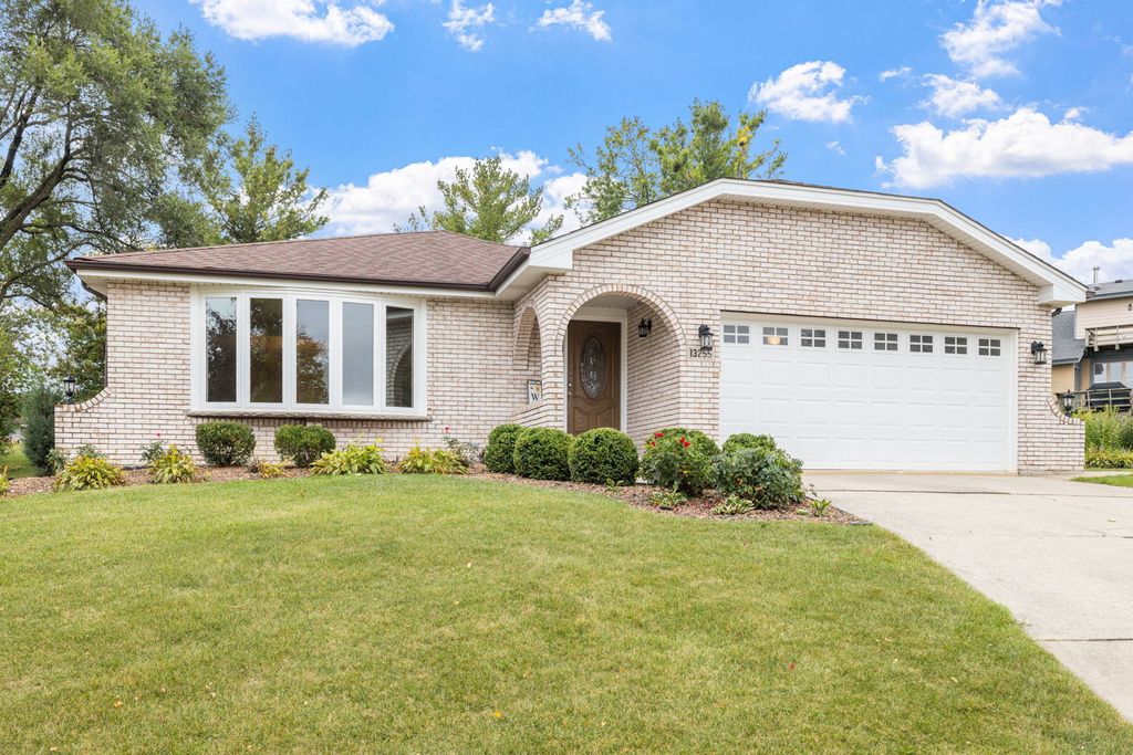 Photo for 13255 W Long Run Court, Homer Glen, IL 60491 (MLS # 12494909)
