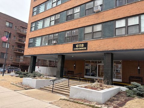 Photo of 6118 N Sheridan Road #206, Chicago, IL 60660 (MLS # 12302186)