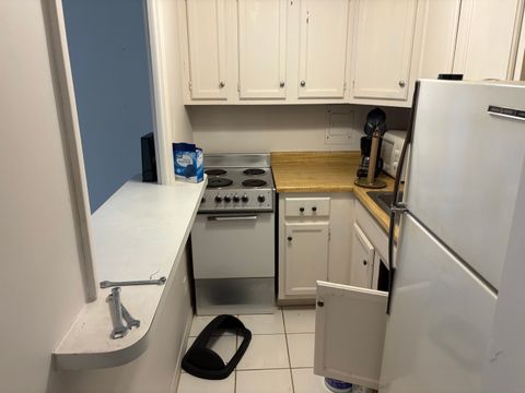 Tiny photo for 6118 N Sheridan Road #206, Chicago, IL 60660 (MLS # 12302186)