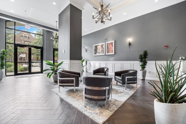 828 W Grace Street 903