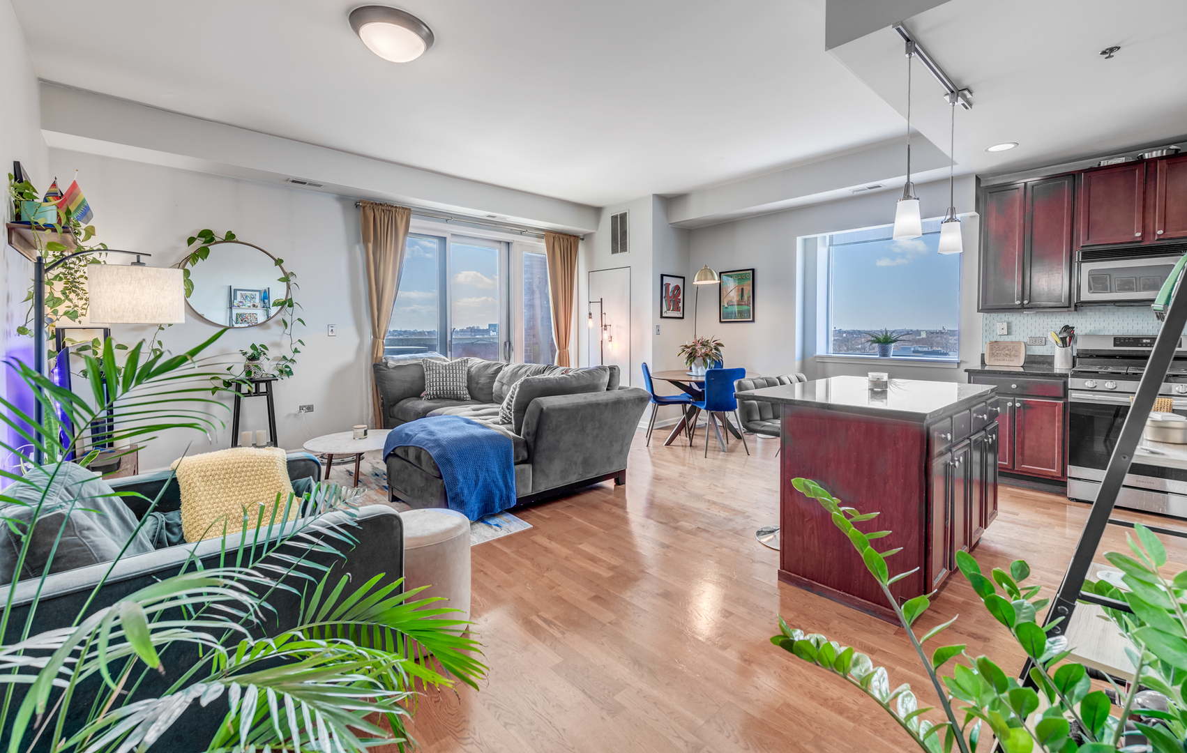 828 W Grace Street 903