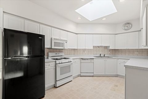 Tiny photo for 3303 Grove Avenue #600, Berwyn, IL 60402 (MLS # 12484346)