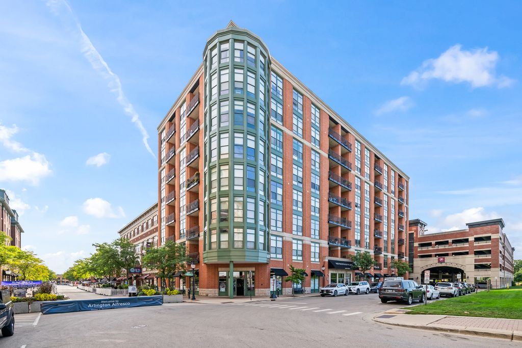 Photo for 1 S Highland Avenue #800, Arlington Heights, IL 60005 (MLS # 12499171)