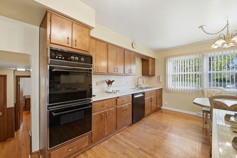 Tiny photo for 4650 W Lunt Avenue, Lincolnwood, IL 60712 (MLS # 12618833)