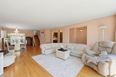 Tiny photo for 4650 W Lunt Avenue, Lincolnwood, IL 60712 (MLS # 12618833)