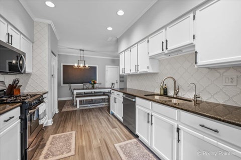 Tiny photo for 1423 Walnut Hill Avenue #1423, St. Charles, IL 60174 (MLS # 12771670)
