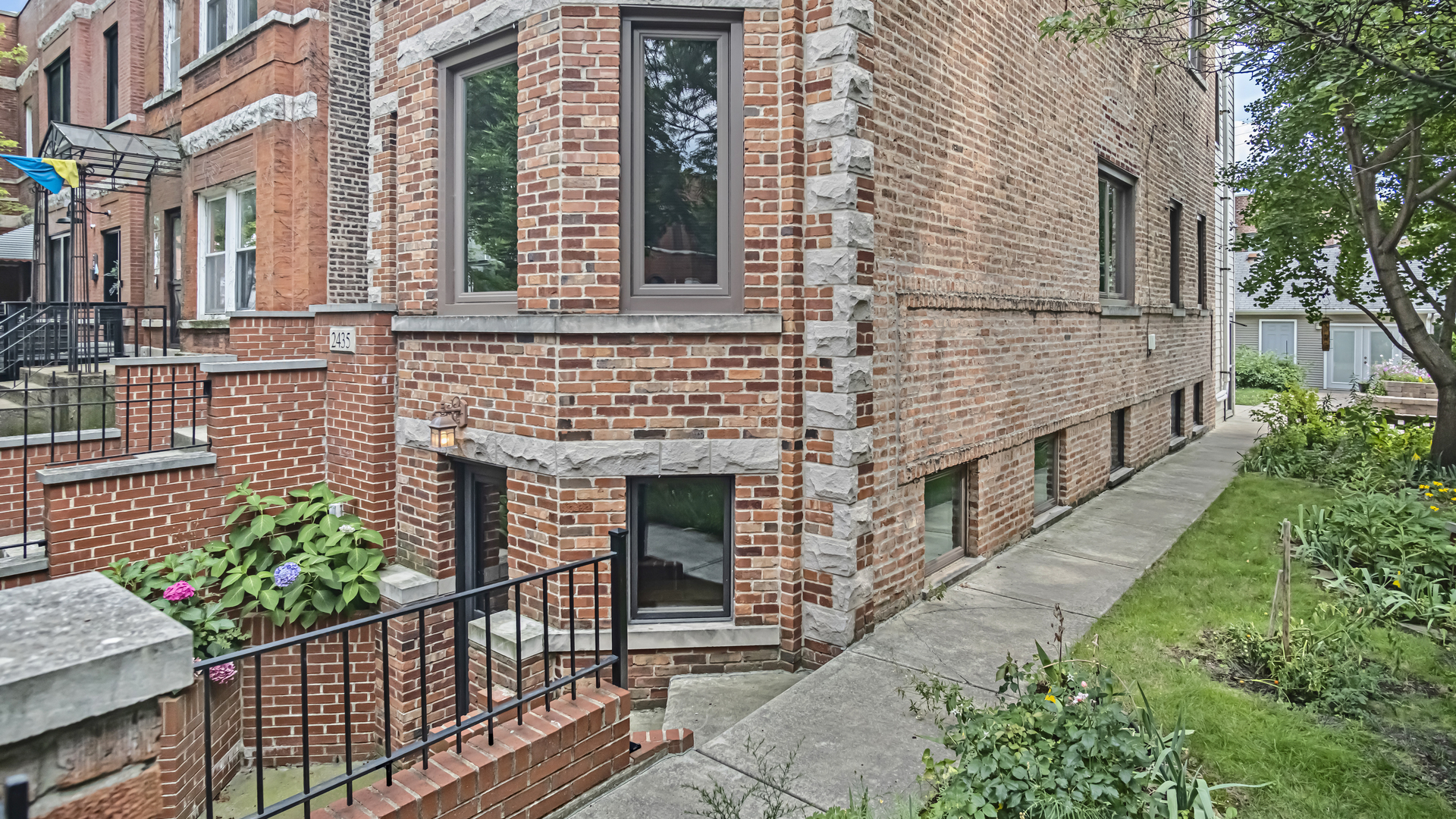 2435 W Superior Street