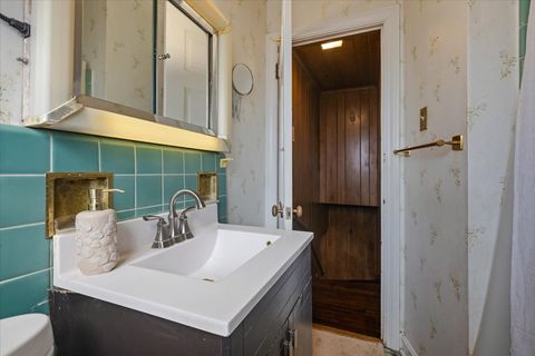 Tiny photo for 6956 N Kenton Avenue, Lincolnwood, IL 60712 (MLS # 12607191)