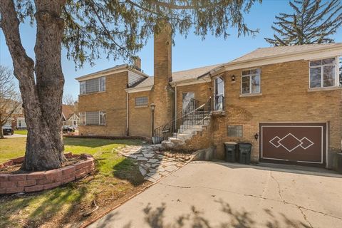 Tiny photo for 6956 N Kenton Avenue, Lincolnwood, IL 60712 (MLS # 12607191)