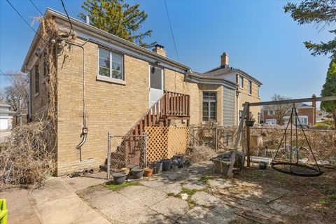 Tiny photo for 6956 N Kenton Avenue, Lincolnwood, IL 60712 (MLS # 12607191)