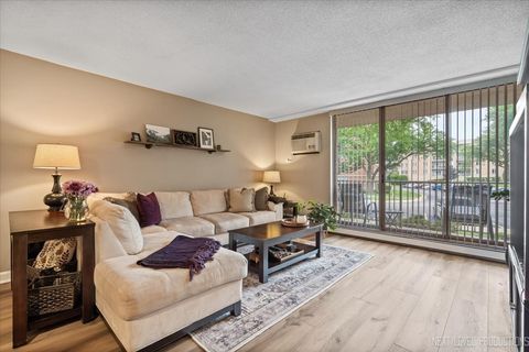 Tiny photo for 2222 S Stewart Avenue #1C, Lombard, IL 60148 (MLS # 12434026)