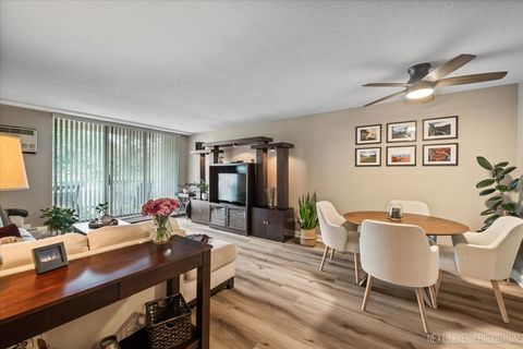 Photo of 2222 S Stewart Avenue #1C, Lombard, IL 60148 (MLS # 12434026)