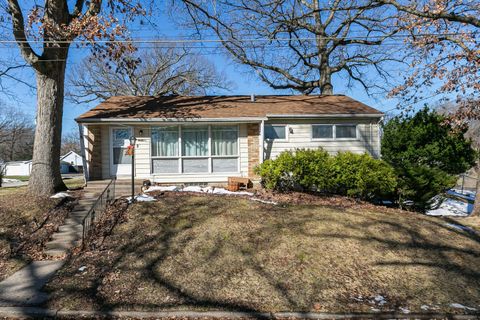 Photo of 1659 33rd St, Moline, IL 61265 (MLS # 12602548)