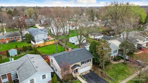 Tiny photo for 647 N Ridgemoor Avenue, Mundelein, IL 60060 (MLS # 12617665)