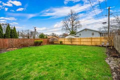 Tiny photo for 647 N Ridgemoor Avenue, Mundelein, IL 60060 (MLS # 12617665)