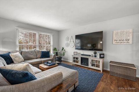 Tiny photo for 647 N Ridgemoor Avenue, Mundelein, IL 60060 (MLS # 12617665)