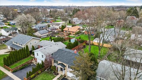 Tiny photo for 647 N Ridgemoor Avenue, Mundelein, IL 60060 (MLS # 12617665)