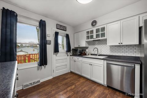 Tiny photo for 647 N Ridgemoor Avenue, Mundelein, IL 60060 (MLS # 12617665)