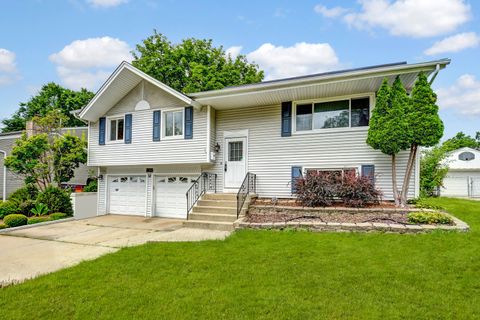Photo of 630 Clover Lane, Schaumburg, IL 60193 (MLS # 12456422)