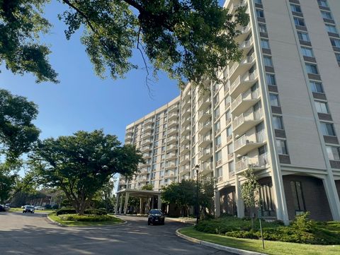 Tiny photo for 20 N Tower Road #9D, Oak Brook, IL 60523 (MLS # 12454111)