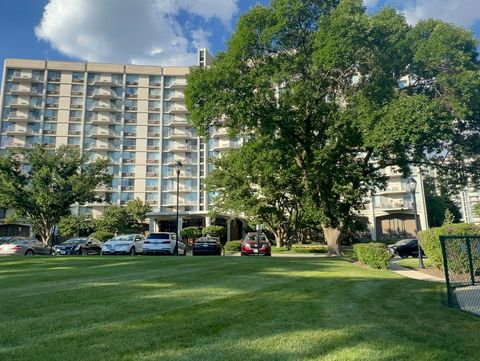 Tiny photo for 20 N Tower Road #9D, Oak Brook, IL 60523 (MLS # 12454111)