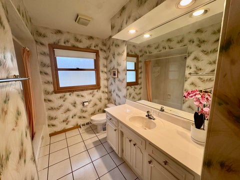 Tiny photo for 1610 E Dogwood Lane, Mount Prospect, IL 60056 (MLS # 12754422)