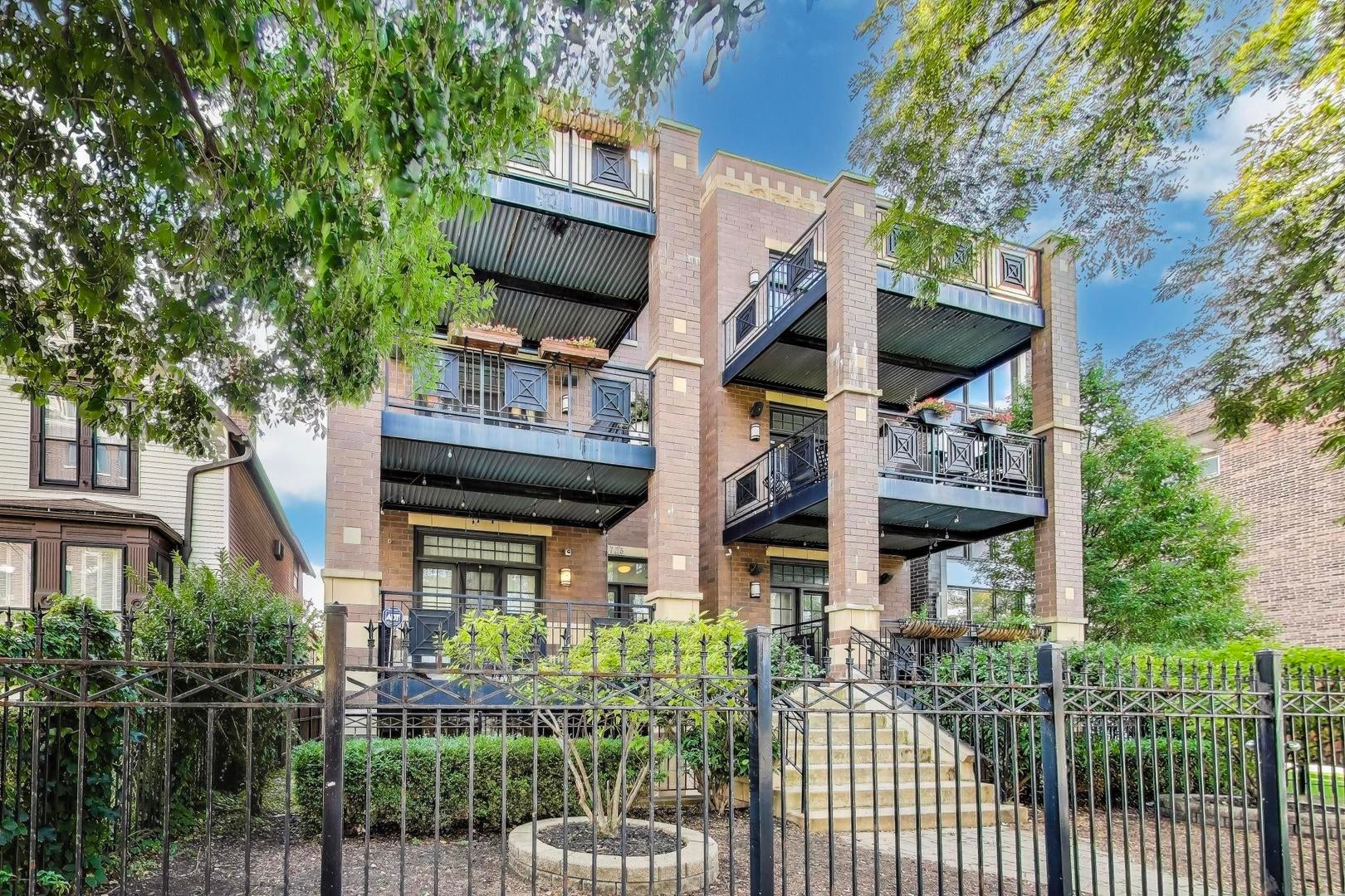 725 W Diversey Parkway 3W