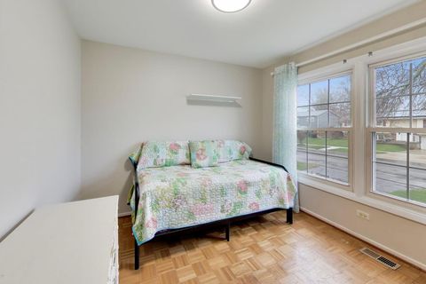 Tiny photo for 2819 N Kennicott Avenue, Arlington Heights, IL 60004 (MLS # 12587661)