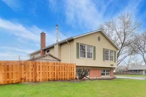 Tiny photo for 2819 N Kennicott Avenue, Arlington Heights, IL 60004 (MLS # 12587661)