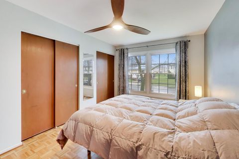 Tiny photo for 2819 N Kennicott Avenue, Arlington Heights, IL 60004 (MLS # 12587661)