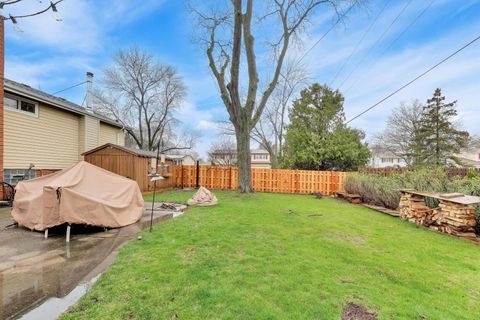 Tiny photo for 2819 N Kennicott Avenue, Arlington Heights, IL 60004 (MLS # 12587661)