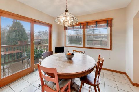 Tiny photo for 2819 N Kennicott Avenue, Arlington Heights, IL 60004 (MLS # 12587661)