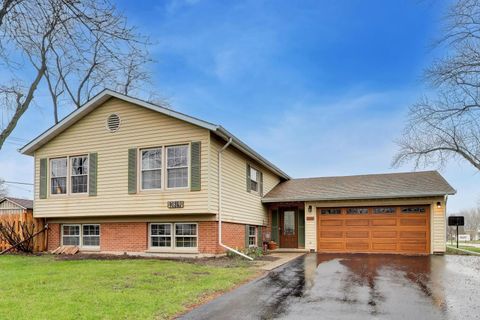 Photo of 2819 N Kennicott Avenue, Arlington Heights, IL 60004 (MLS # 12587661)