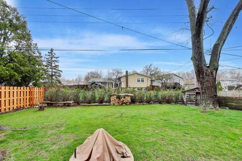 Tiny photo for 2819 N Kennicott Avenue, Arlington Heights, IL 60004 (MLS # 12587661)