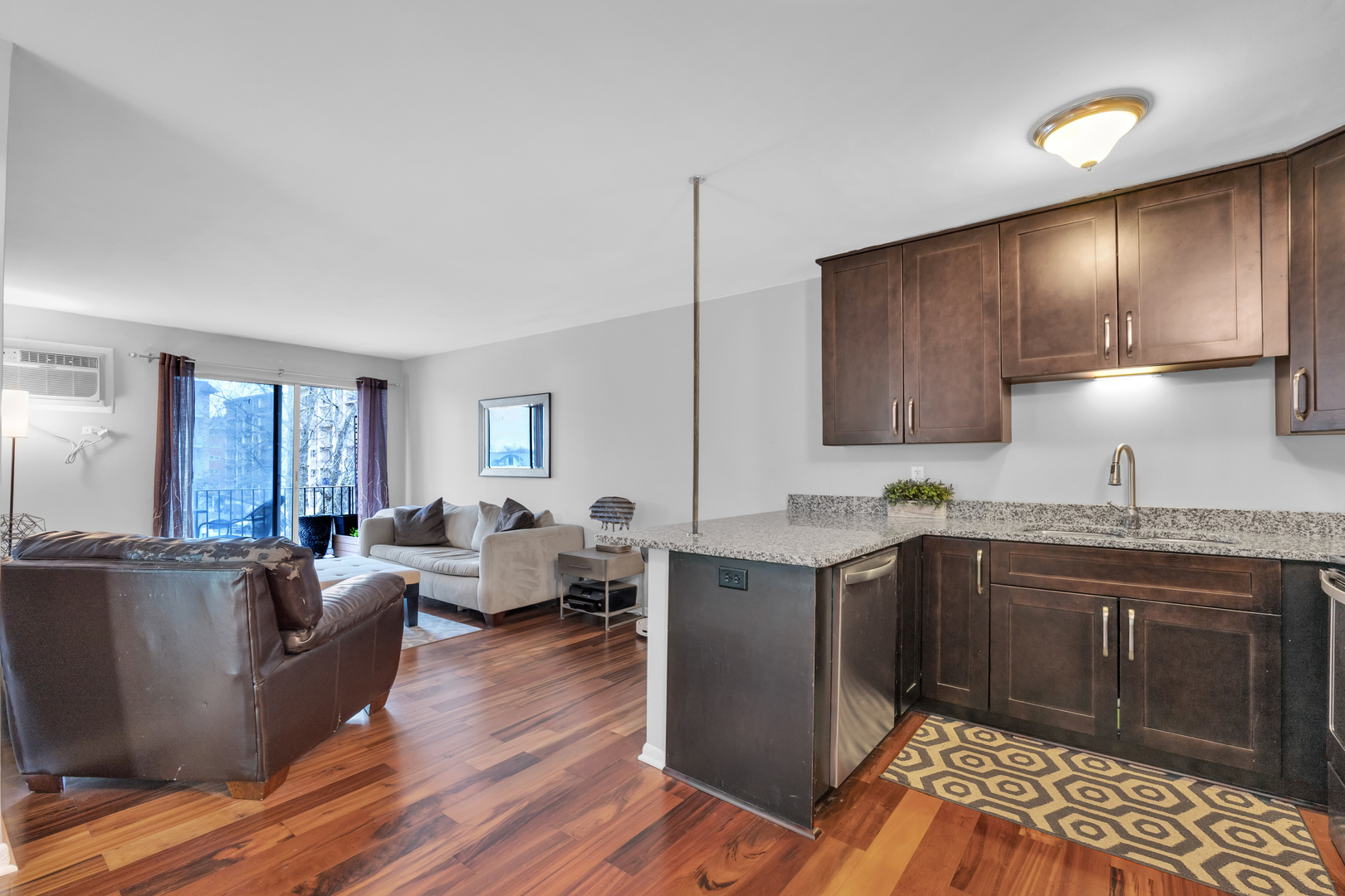 320 CIRCLE Avenue 404