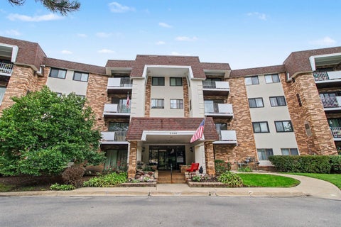Photo of 3300 N Carriageway Drive #216, Arlington Heights, IL 60004 (MLS # 12767321)
