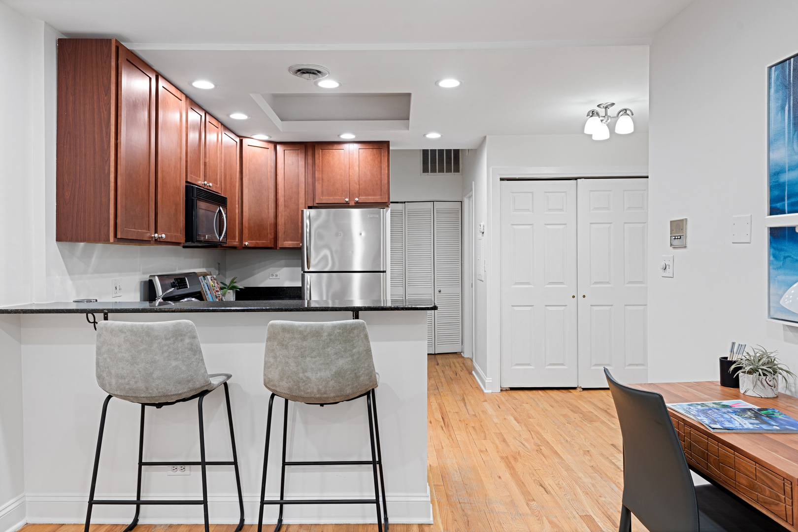 950 W Belle Plaine Avenue 1W