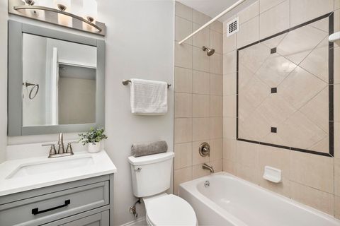 Tiny photo for 3180 N Lake Shore Drive #4B, Chicago, IL 60657 (MLS # 12591158)