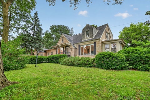 Photo of 75 N 2nd Avenue, Des Plaines, IL 60016 (MLS # 12760263)