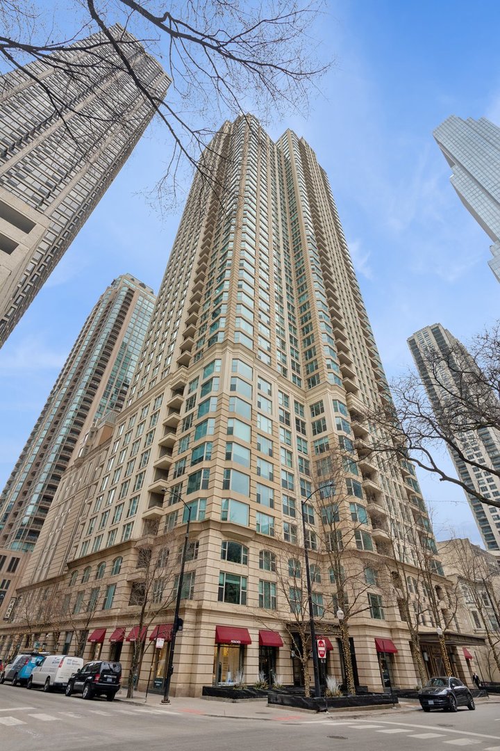 25 E Superior Street 3903