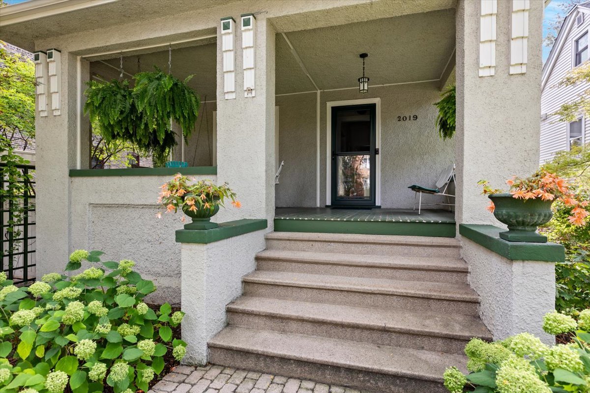 2019 W Greenleaf Avenue