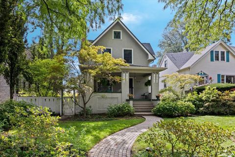 Photo of 2019 W Greenleaf Avenue, Chicago, IL 60645 (MLS # 12471949)